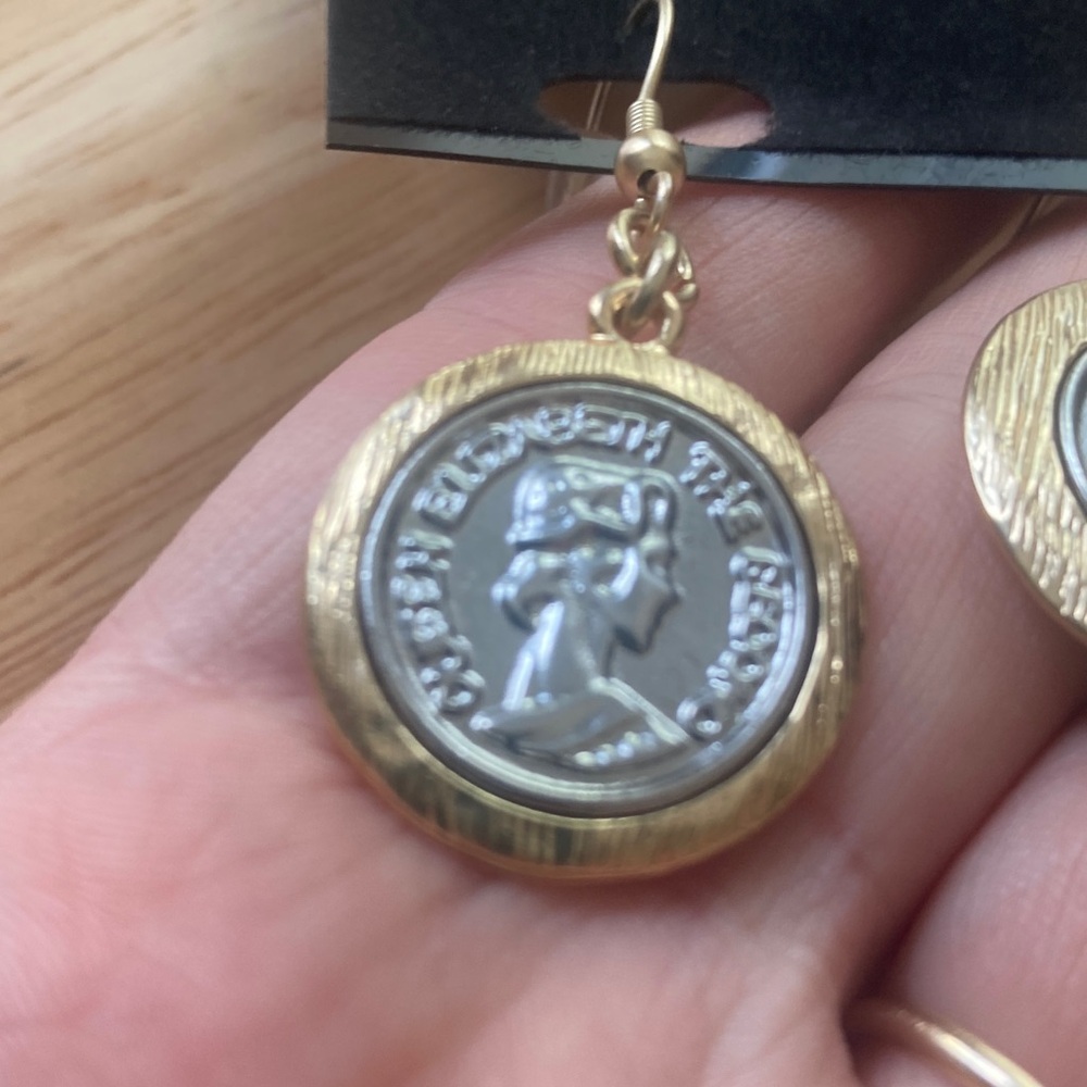 Trezo Queen Elizabeth the second earrings - Picture 2 of 5